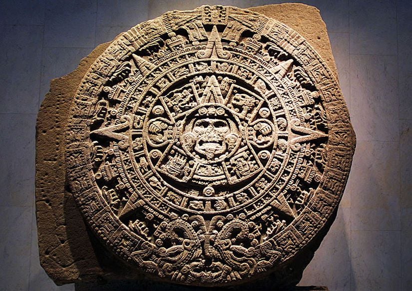 Meksika’daki Ulusal Antropoloji Müzesi’nde sergilenen Aztek Güneş Takvimi