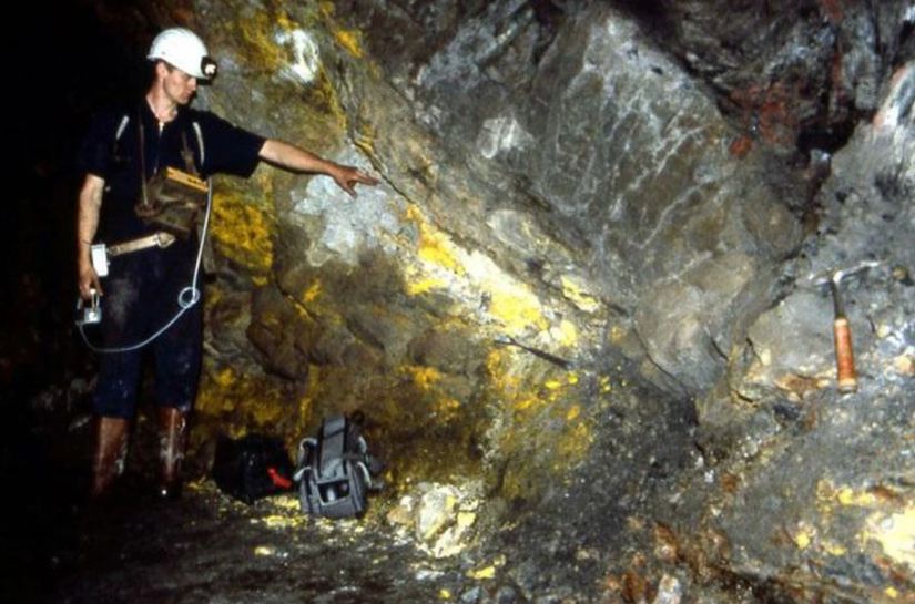 Oklo bölgesinde insanların yaptığı ana madenden, burada gösterilen türden doğal reaktörlerden birine bir yan dal yoluyla erişilebilir. Mevcut büyük uranyum yatağı, yaklaşık 1,7 milyar yıl önce yüzbinlerce yıl boyunca nükleer fisyona uğradı ve kapandı. Sarı kaya uranyum oksittir.