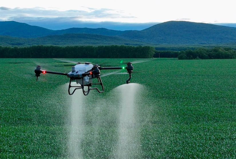 DJI Agras 40 adlı tarım ilacı püskürtme drone'u