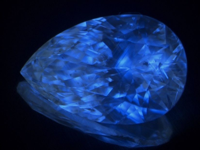 300 nanometre UV ışık altında floresan özellik gösteren doğal elmas.