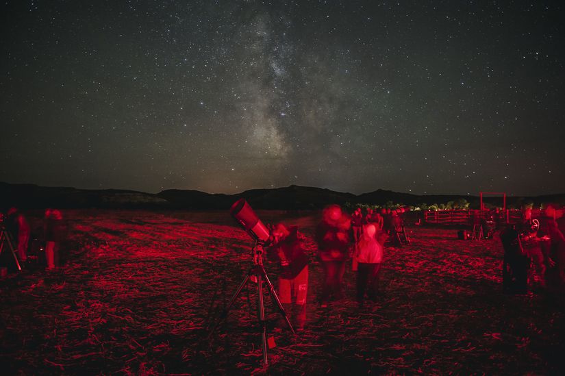 Amatör astronomlar, göz adaptasyonlarının bozulmaması için kırmızı ışık kullanırlar.