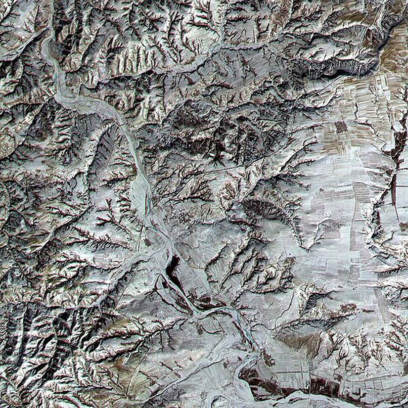 Görsel 4: Çin Seddi’nin uydudan alınan görüntüsü (12x12 kilometre). Eğer sol üstten sağ alta doğru inen şeyin Çin Seddi olduğunu düşünüyorsanız yanıldınız demektir, çünkü o gördüğünüz bir nehirdir. Çin Seddi, burada sol alttan sağ üste doğru giden siyah bir çizgidir. Hala göremediyseniz şaşırmayın.