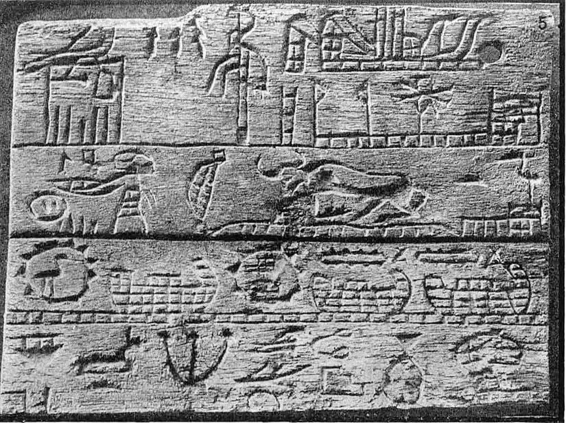 MÖ 3200 civarlarında Mısır'da hüküm süren Menes'in mezarındaki abanoz plaka.