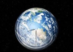 Dünyanın ilk oluşumunda 1 gün 6 saatti, şu anda 24 saat. Dünyanın yaşı hesaplandığında saat bazında bu aradaki fark hesaplanarak mı yaşı belirtiliyor?