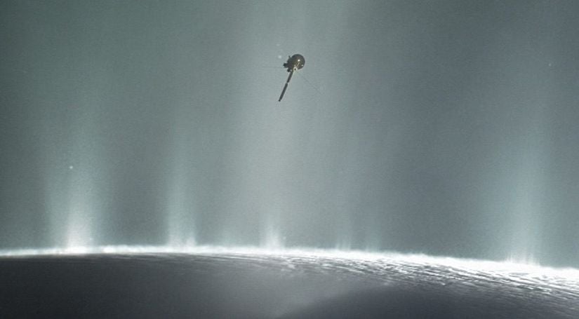 Satürn'ün buzla kaplı uydusu Enceladus'un gayzerlerinden örnek alan Cassini Uydusu'nun tasviri.