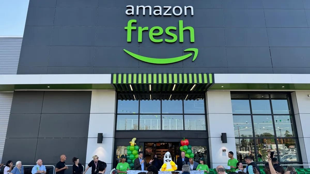 Amazon Revives Fresh Supermarkets Amid Grocery Competition