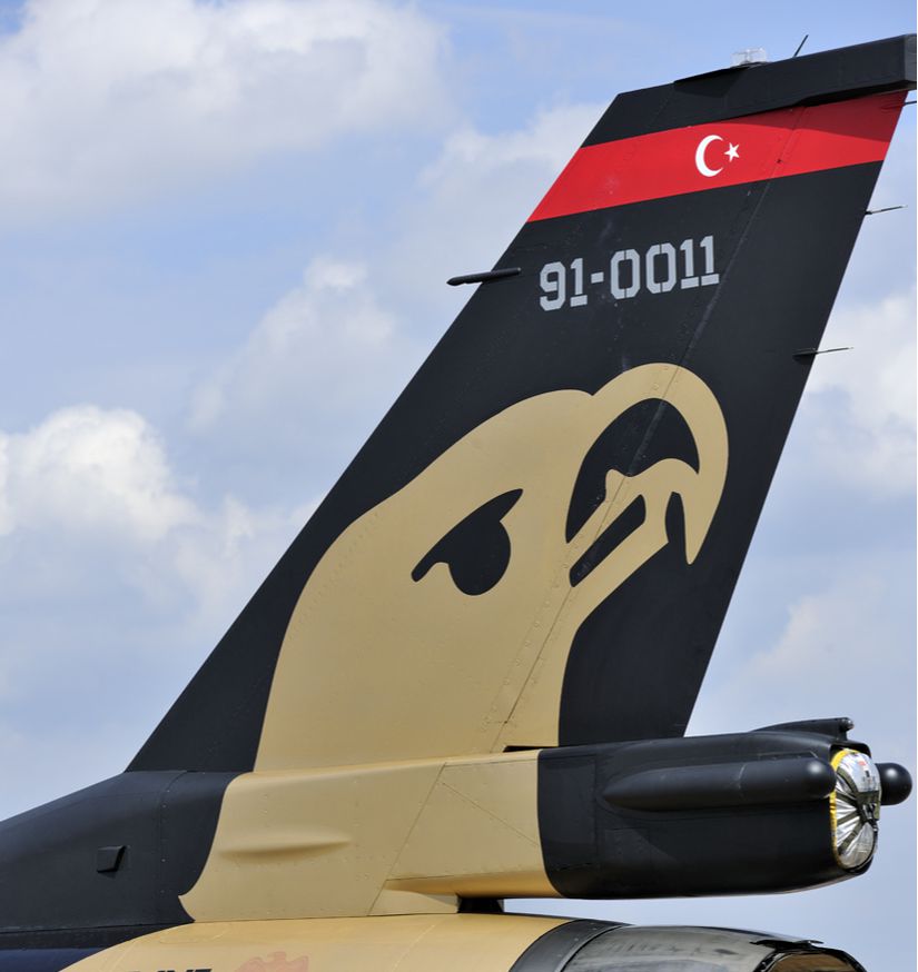 Türk Hava Kuvvetlerine ait, Solotürk boyamalı F-16 uçağının dikey sabitleyicisi. (İstikamet dümeninin ana parçadan ince bir &quot;çizgi&quot; ile ayrıldığını görebilirsiniz.)