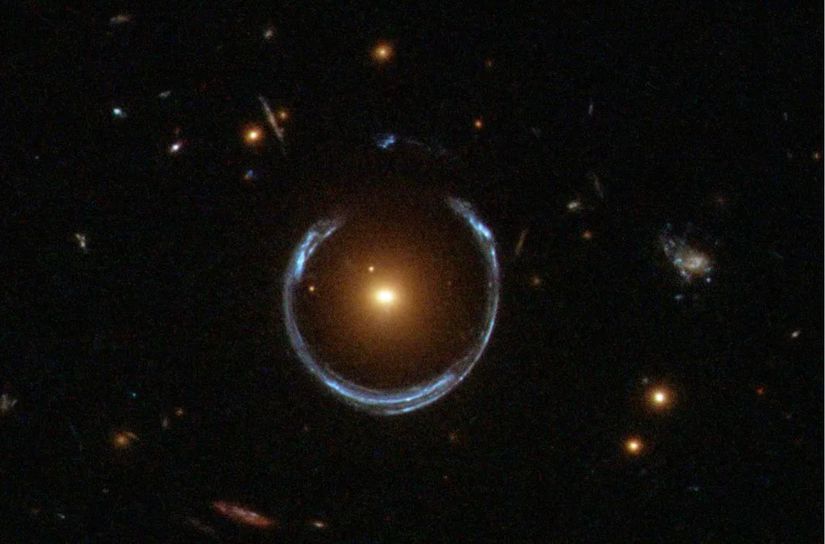 Burada gördüğümüz Hubble Uzay Teleskobu görüntüsünde, ön plandaki bir gökada (kırmızıya kayması z= 0.446'da) ve daha uzak bir arka plan gökadası (z = 2.38'lik bir kırmızıya kaymada) yakalanmıştır. Çok farklı kozmik mesafelerine rağmen, her iki galaksi de aynı keskinliğe sahiptir ve bu da kozmik kırmızıya kaymanın "yorgun ışık" yorumunu ciddi şekilde kısıtlamaktadır.
