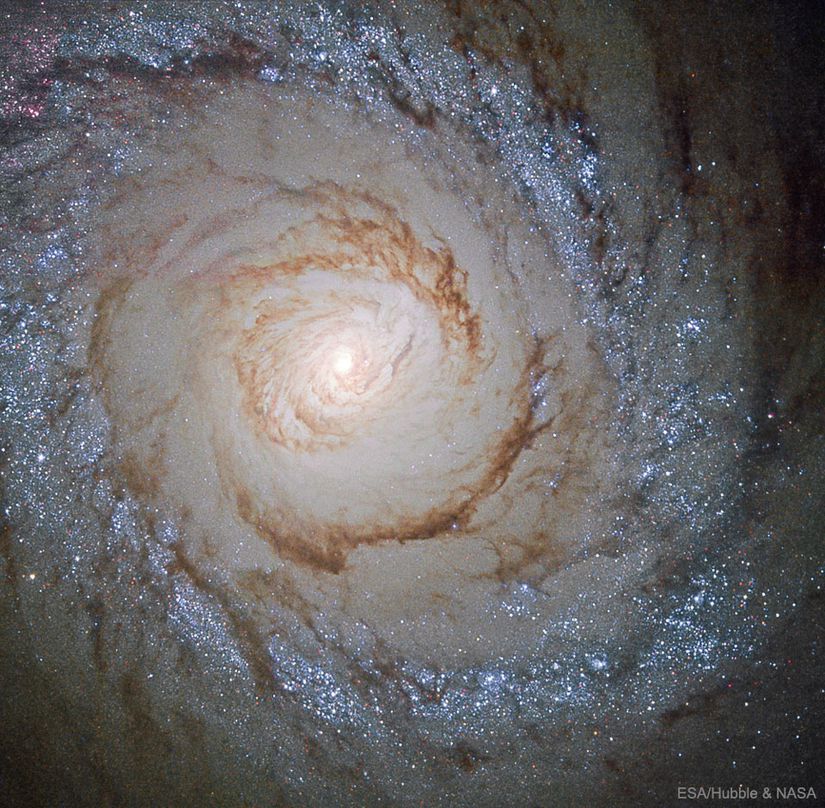 Yıldız Yağmuru Galaksisi'ne (M94'e) ait bu fotoğraf, Hubble Uzay Teleskobu ile çekilmiştir.