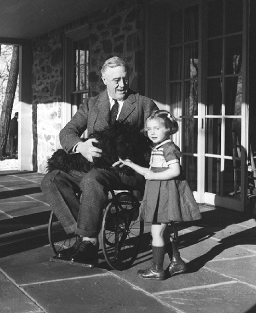 Franklin Delano Roosevelt tekerlekli sandalyede