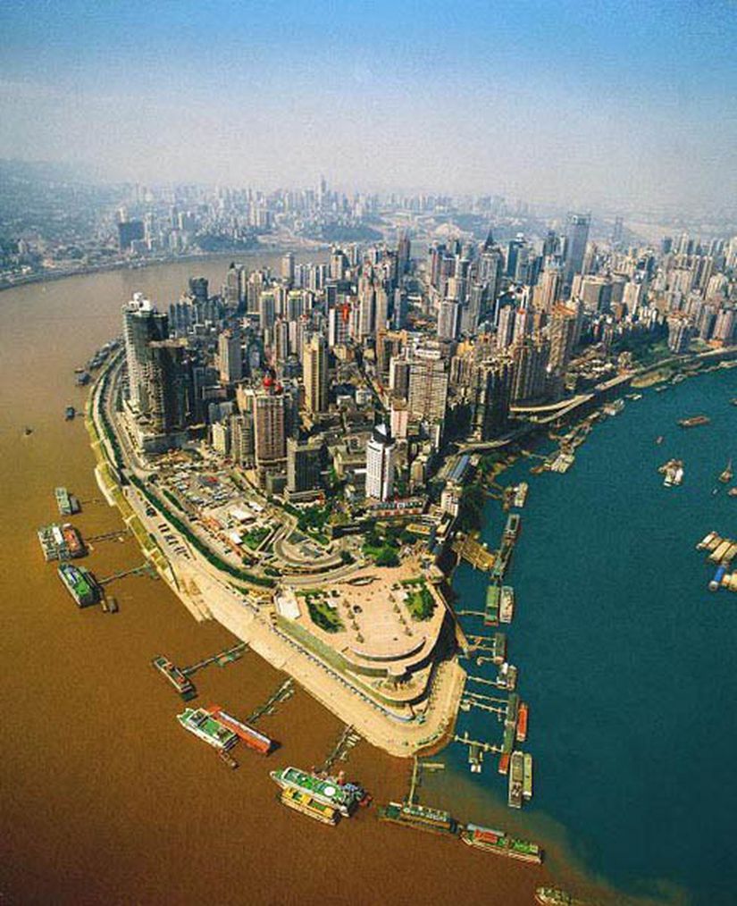 Jialing ve Yangtze Nehirlerinin Çin'in Chongqing kentinde buluşması...
