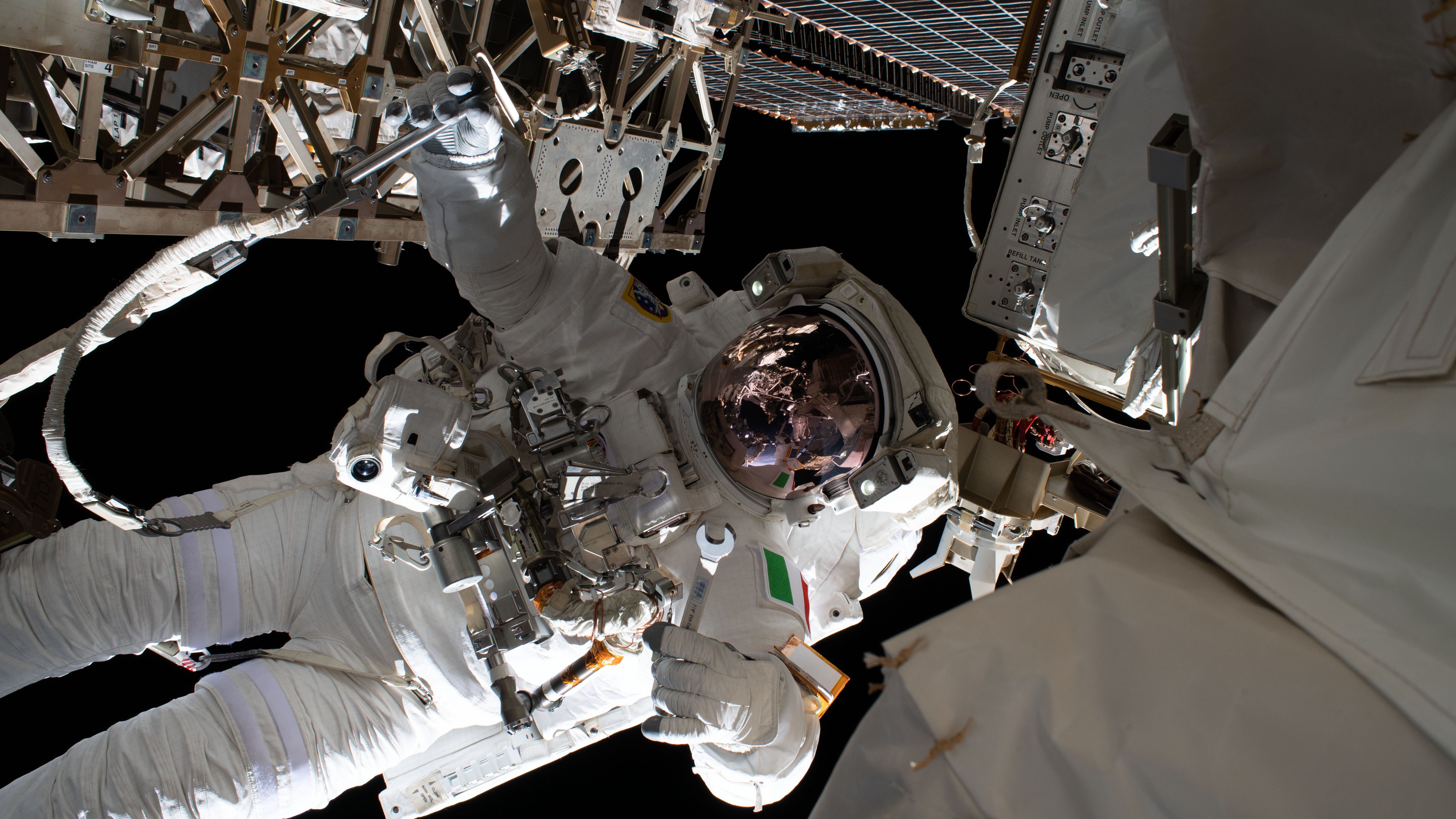 Астронавт вышел в открытый. Космонавт в открытом космосе. МКС фото в космосе. МКС выход в космос. Космонавт в открытом космосе фото.