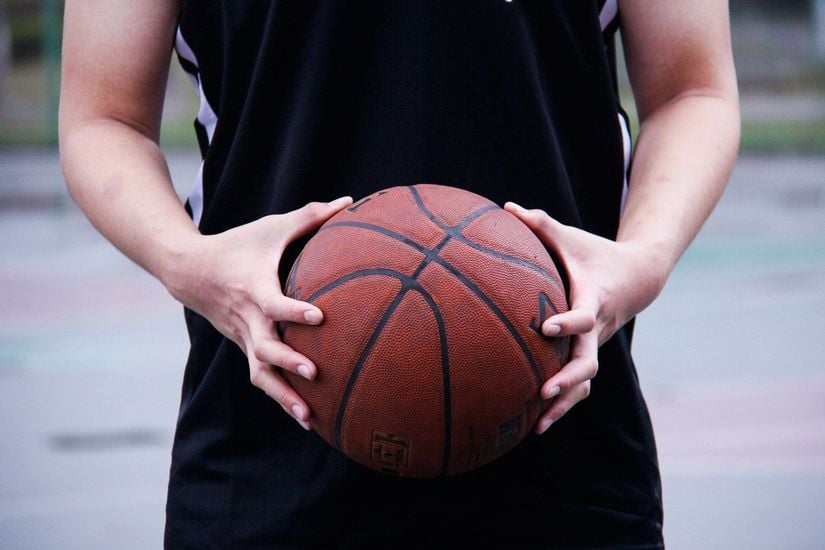 Bir basketbol topuna dokunmak...