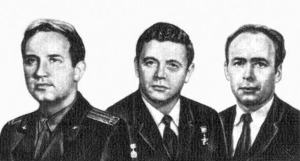 Uzayda ölen tek üç kişi olan kozmonotlar Georgi Dobrovolski (solda), Vladislav Volkov (ortada) ve Viktor Patsayev (sağda) üç SSCB pulunda gösteriliyor.