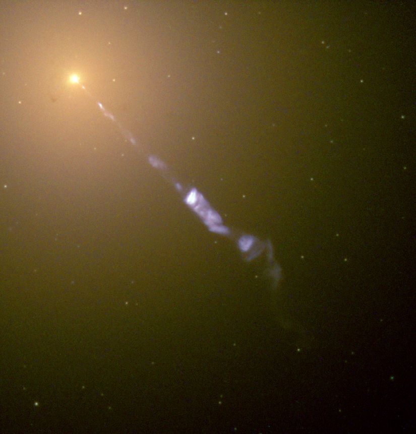 M87 Galaksisi, merkezindeki M87* karadeliğinin sebep olduğu oldukça uzun bir jete sahiptir.