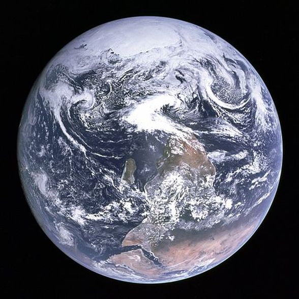 Dünya'nın bu görüntüsü bu şekilde fotoğraflandı, ancak yayınlanmadan önce çevrildi.