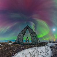  Aurora Over Arctic Henge 