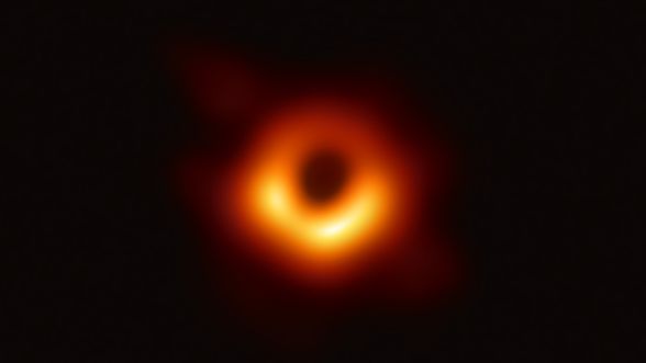 Kara deliğin etrafında görülen parlak halka, akresyon diskidir.