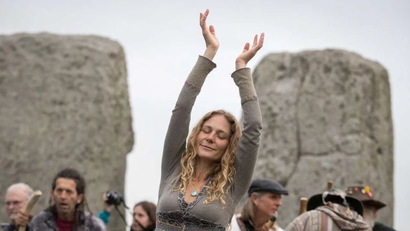 Druidler ve Paganlar arasında dans eden bir kadın, Stonehenge.