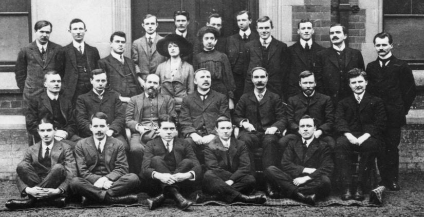 Moseley Manchester Üniversitesi Fizik bölümündeki arkadaşları ile birlikte. Moseley, ön sırada soldan ikinci kişi.