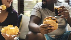 Obezite ve Karbonhidrat-İnsülin Modeli: Enerji Dengesi, Obezite Gelişiminde Ana Mekanizma Olmayabilir mi?