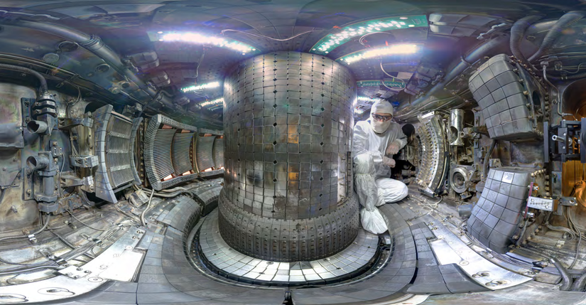 Bir füzyon reaktörünün deney düzeneğinin içi.