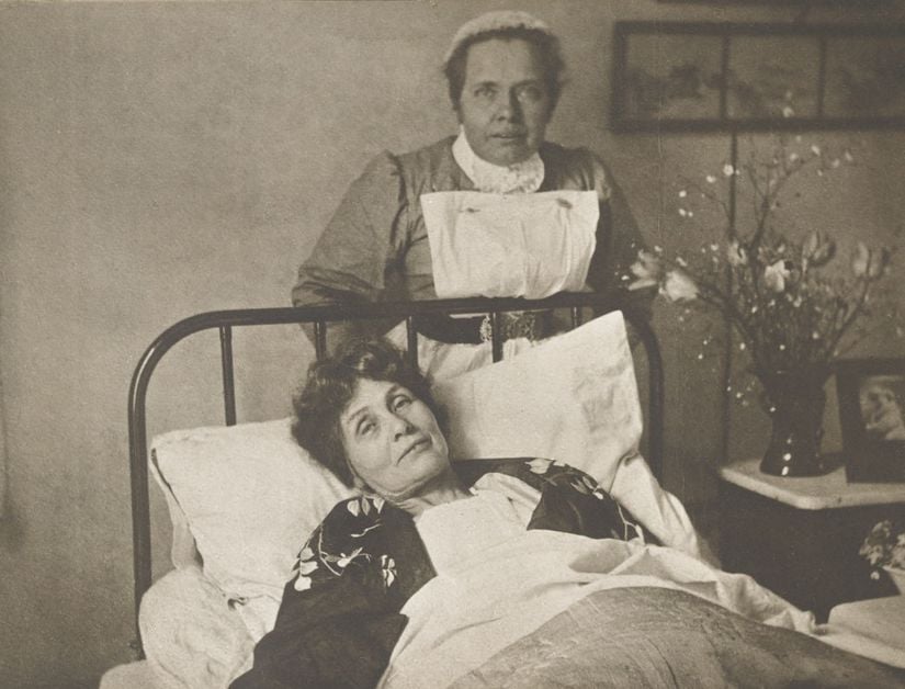 Emmeline Panhurst, kadın eşitliği ve kadın hakları için başladığı açlık grevinden sonra, tekrardan toparlanırken (1913).