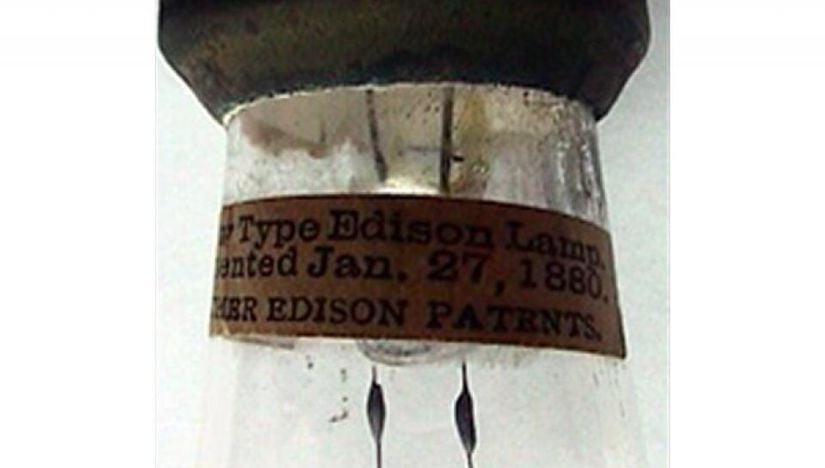 Bu ampulün üzerindeki etikette &quot;Yeni Tip Edison Lamba. 27 Ocak 1880 patanetli, DİĞER EDİSON PATENTLERİ&quot; yazmaktadır.