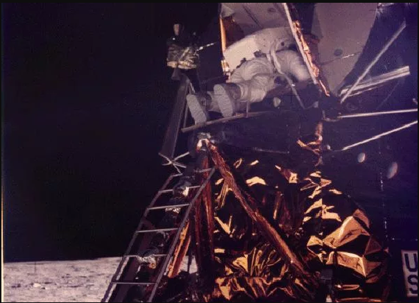 Buzz Aldrin, Ay'a ayak basmak üzere iniyor.