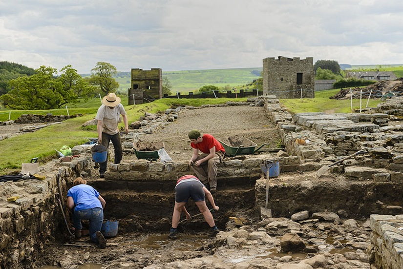 İngiltere'nin Vindolanda kentindeki bu kazı alanında, MS 85 - 370 yılları arasında Romalı işgalciler tarafından geride bırakılan binlerce eser ortaya çıkarılmıştır.