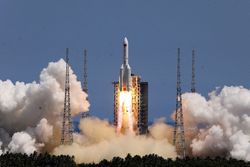 Çin roketi Dünya'ya düştü. NASA, Pekin'in bilgi paylaşmadığını söyledi.