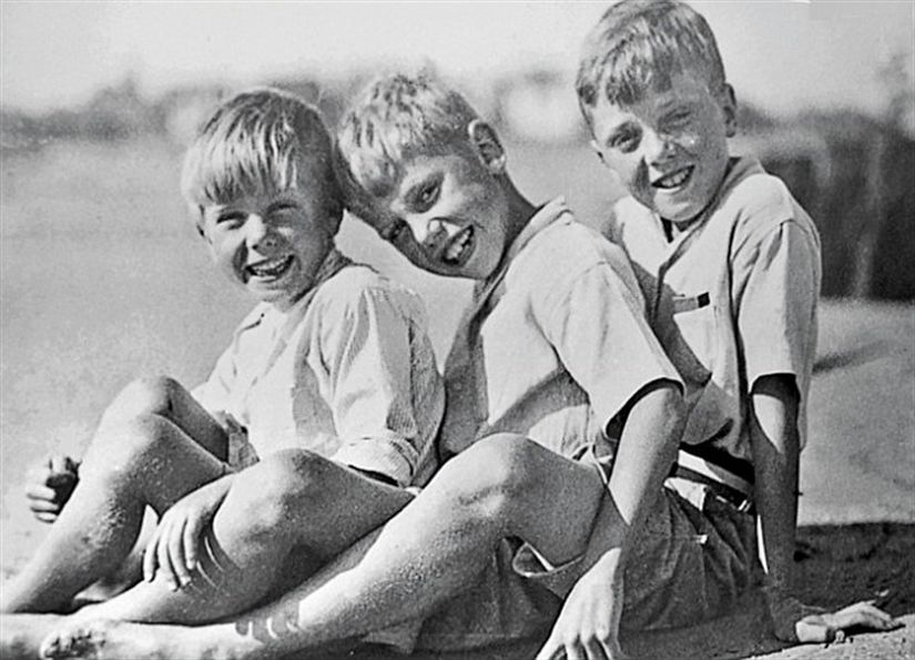 Ortadaki David, kardeşleri John ve Richard ile birlikte. Çocukluğunu doğanın içinde geçirdiğini söyleyen David Attenborough, on dakikalık bisiklet turu ile tarlalara ulaştığını, oralarda kuş yuvalarını veya porsuk yuvalarını gözlemlediğini söylüyor.