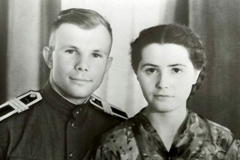 1957 yılında Yuri Gagarin, Kızıl Meydan'daki 1 Mayıs kutlamaları sırasında tanıştığı, uçuş kontrol merkezindeki tıp teknisyeni Valentina Goryacheva ile evlendi ve iki kızları oldu.