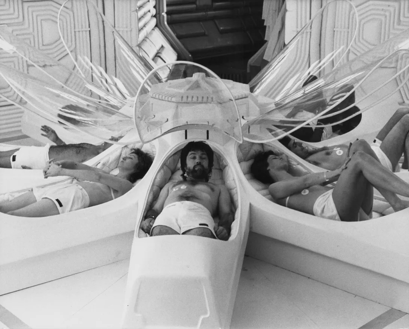 1979 tarihli Alien'da Nostromo mürettebatı uzun uykularından uyanıyorlar. Pek yakında hiç uyanmamış olmayı dileyecekler.