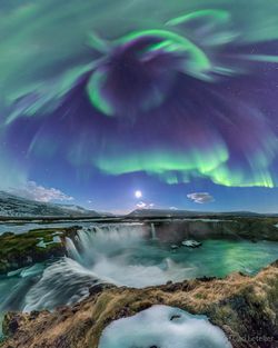 İzlanda Şelalesi Üzerinde Aurora