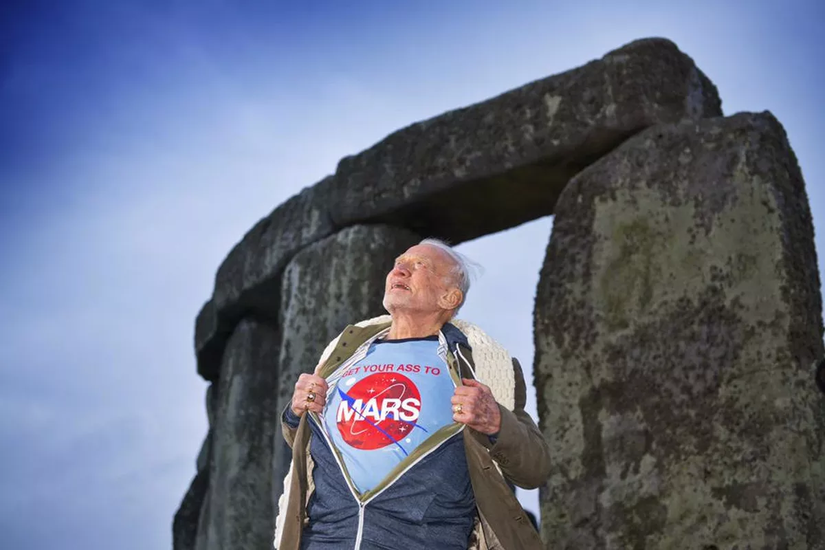 Edwin Eugene Aldrin (veya kısaca Buzz Aldrin﻿) Ay üzerinde yürüyen ikinci insan, mühendis ve Amerikalı astronottur. Ay'a tam olarak 21 Temmuz 1969'da, Türkiye Saati İle sabaha karşı 06:15'i 16 saniye geçe ayak basmıştır. Artık emekli olan Aldrin, şu anda sıkı bir Mars görevi takipçisidir ve Dünya'nın dört bir yanında, NASA'nın Mars'a insanlı-insansız görevlerini tanıtmakla ve desteklemekle uğraşmaktadır. Aynı zamanda NASA'nın yanlış gördüğü politikalarını eleştirerek düzeltilmesini sağlamak açısından da hep önemli bir isim olmuştur. 1973 yılında "Dünya'ya Dönüş", 1989 yılında "Dünyalı İnsanlar", 2005 yılında "Ay'a Ulaşmak" ve 2009 yılında "Yıldızlara Bak" ile "Muhteşem Keder" isimli kitaplara eş yazarlık yapmıştır. Mayıs 2013'te ise ilk defa kendi kitabını yazmış ve yayınlamıştır. Kitabın adı "Mars Görevi"dir. Ömrü boyunca yaptığı çalışmalarla sayısız madalyaya layık görülmüştür. Tabii ki her uzaya çıkmış insana sorulduğu gibi, kendisine de uzaylıların varlığına dair bir iz görüp görmediği defalarca sorulmuştur. Aslında görev sırasında tespit ettikleri tanımlanamayan bir cisim uzun yıllar boyunca kendisine sorulmuştur. Ancak Aldrin, gördükleri cismin "%99.9 ihtimalle S-IVB modülünün fırlatılmasından önce ayrılan panellerden biri" olduğunu belirtmiştir. Aynı zamanda Aldrin'in "uzayda bilmediğimiz ve tanımlayamadığımız birçok cisim gördük" sözleri de defalarca çarpıtılarak "Uzaylı gördüler." gibi lanse edilmiştir. Ancak Aldrin her katıldığı röportajda, "tanımlanamayan cisim" kavramının teknik bir terim olduğunu ve bizzat astronot tarafından ne olduğu bilinmeyen her şeyin "tanımlanamayan cisim" kategorisine girdiğini açıklamıştır.