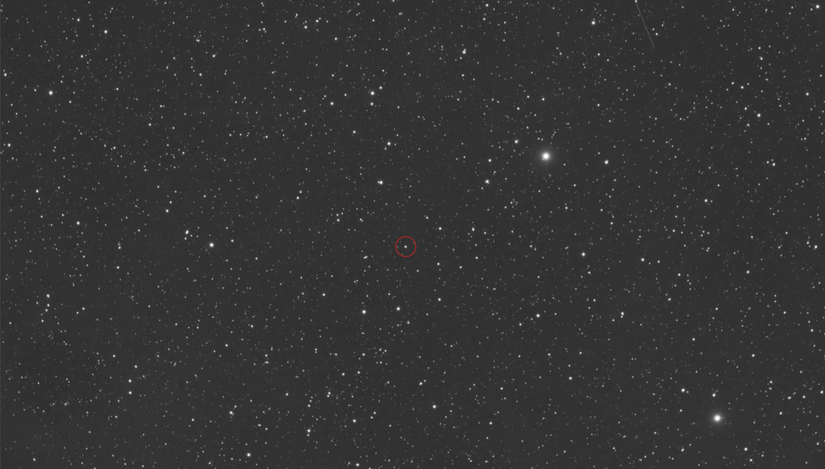 T CrB'nin bulunduğu bölgeye yakın bir bakış. 4 Mayıs 2024'te Redcat 51 ile çekildi. T CrB, fotoğrafın ortasında yer almakta ve kırmızı daire ile gösterilmektedir. Yine ortaya yakın bulunan Epsilon Coronae Borealis ve sağ alt kısımda yer alan Delta Coronae Borealis yıldızları fotoğrafta parlak şekilde görülmektedir. T CrB nova geçirdiğinde bu iki yıldızdan da daha parlak olacak.