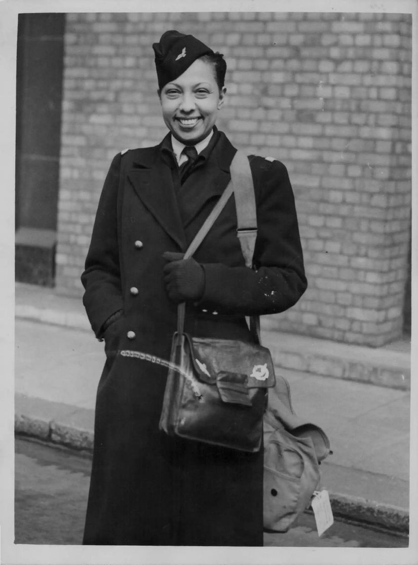 Josephine Baker fransız leytnant formasında (aprel 25, 1945)