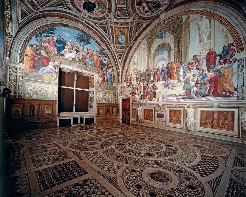 Atina Okulu tablosunun bulunduğu odanın iki duvarı.