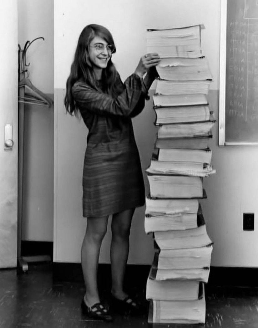 Fotoğrafta Hamilton, insanları ilk defa 1969 senesinde Ay'a götürmeyi başaran Apollo 11 için yazdığı bilgisayar ve hata kodlarının yanında görülmektedir.