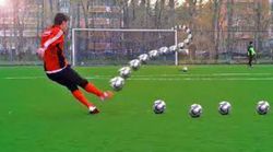 Futbolda''Ölü yaprak vuruşu''olarak adlandırılan vuruş stili topu havada rastgele yön değiştirmesine sebep oluyor. Nasıl oluyorda top yön değiştiriyor?