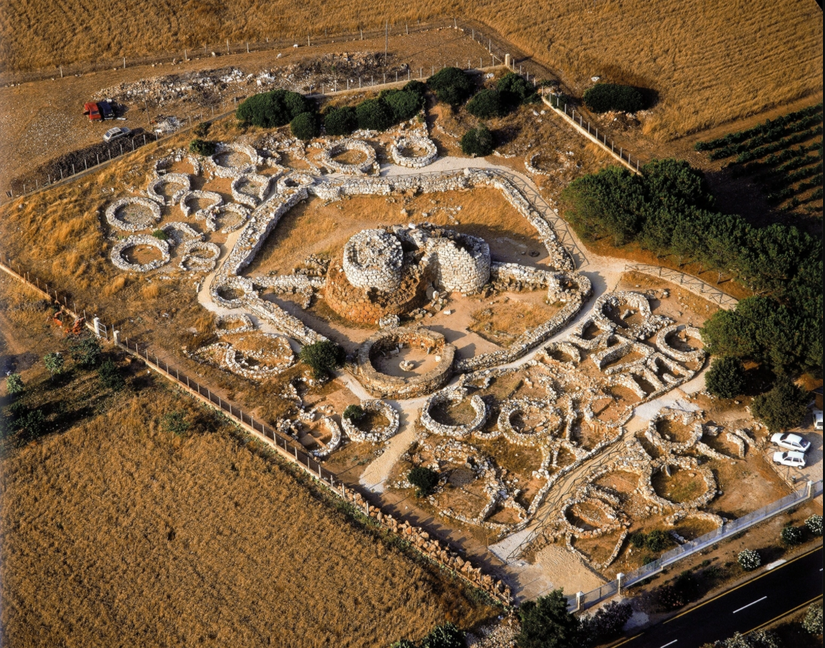 Nuraghe Palmavera (M.ö. 15. ila dokuzuncu yüzyıllar), Nuragic kültürünün Geç Tunç Çağı'nda Sardinya'da inşa ettiği megalitik yapıların ikonik bir örneğidir.