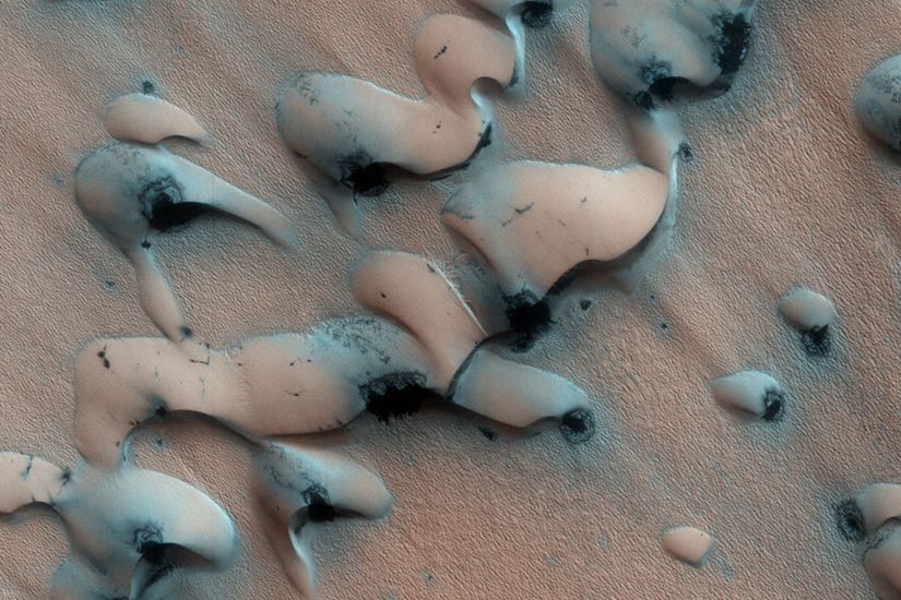 NASA tarafından 2008 yılında yayınlanan bu uydu fotoğrafı dünyaya değil, Mars’a ait bir görüntü. Fotoğrafın sol üst tarafındaki şekiller dünyamızda var olan barkan kumullarıyla ciddi benzerlik göstermektedir.  Mars’ta var olan ince atmosfer sebebiyle oluşan rüzgârın bu şekilleri oluşturduğu düşünülmektedir
