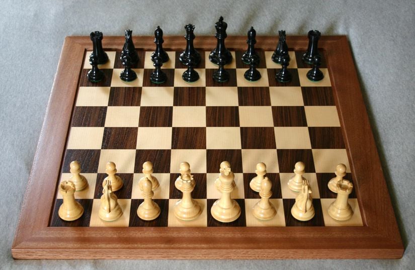 Satranç oyununun açılışındaki taş pozisyonları.