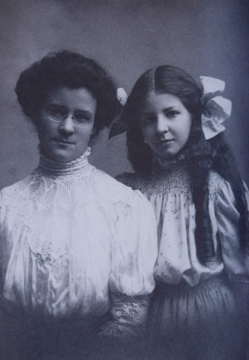 Katharine Briggs, solda ve kızı Isabel Myers, 1923'te resmedildi. Çift, Jung'un çalışmalarını okuduktan ve psikolojik tiplere ilgi duyduktan sonra dünyaca ünlü Myers-Briggs kişilik testini yarattı.