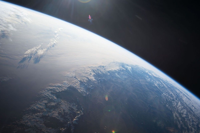 Dünya’nın uzaydan bir görüntüsü. ESA’dan astronot Samantha Cristoforetti tarafından ISS’de (Uluslararası Uzay İstasyonu) iken 9 Aralık 2014 tarihinde çekilmiştir.