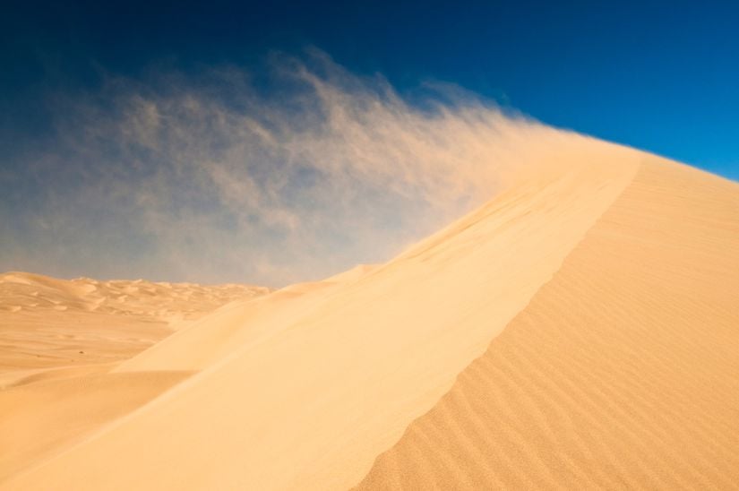 Namib çölü'ndeki kum tepesinde esen rüzgâr sonucu kumulların taşınması