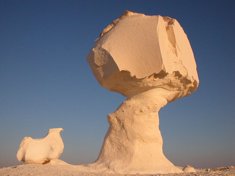 Mısır çölünde mantar kayadan bir görünüm. Rüzgârın kayanın alt kısmında etken olması sebebiyle üstün korunması bu tarz şekilleri ortaya çıkarmaktadır.