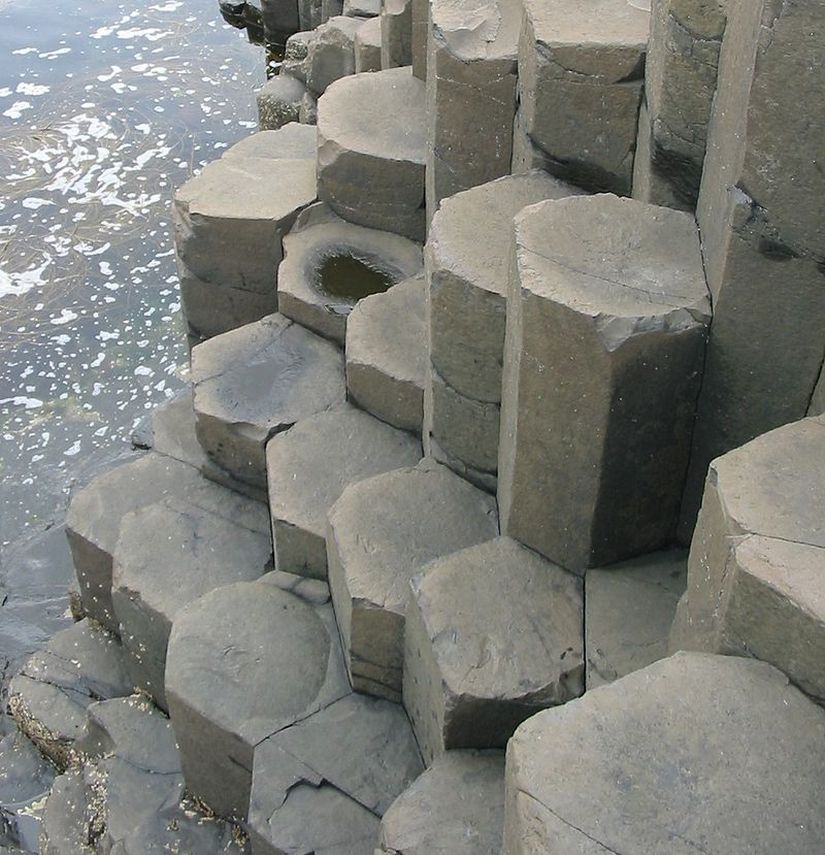 Kuzey İrlanda'da bulunan ve kolonlar halinde oluşan bu bazalt kayaçlar volkanik kayaçlara örnek verilebilir.