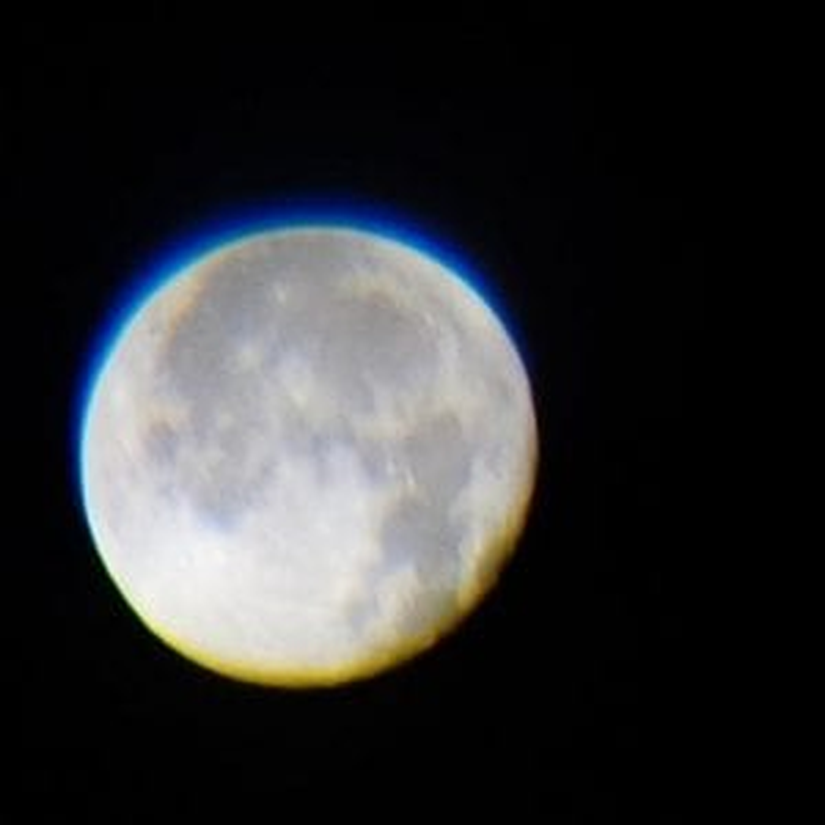 Renk sapıncına uğramış bir Ay fotoğrafı. Üstte mavi bir katman, altta da sarı bir katman görünüyor. Bu durum fotoğrafın her yerinde gerçekleştiği için, göze kötü görünmesinin yanında, görüntü kalitesini de ciddi ölçüde düşürür.